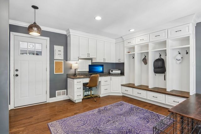1204 Parliament Court, Libertyville, IL 60048