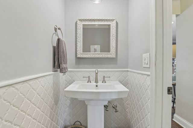 1204 Parliament Court, Libertyville, IL 60048