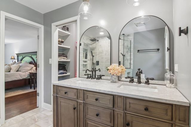 1204 Parliament Court, Libertyville, IL 60048