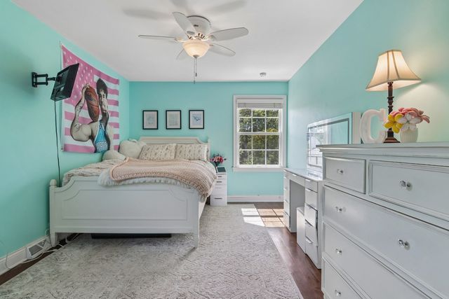1204 Parliament Court, Libertyville, IL 60048