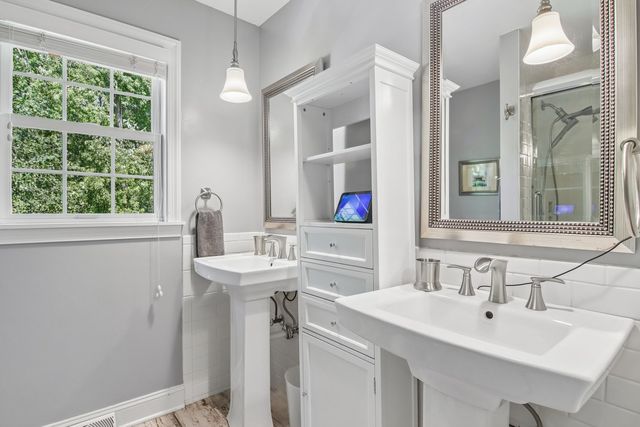 1204 Parliament Court, Libertyville, IL 60048