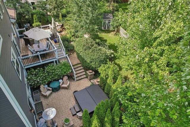 1204 Parliament Court, Libertyville, IL 60048