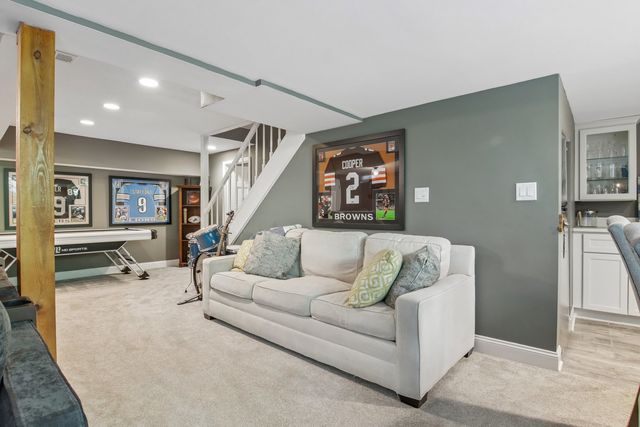 1204 Parliament Court, Libertyville, IL 60048