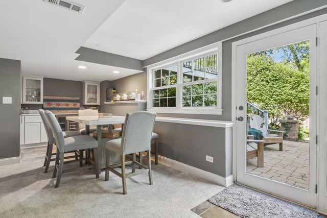 1204 Parliament Court, Libertyville, IL 60048