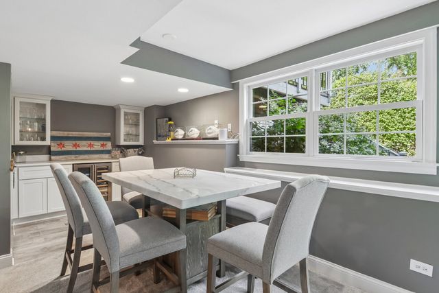 1204 Parliament Court, Libertyville, IL 60048