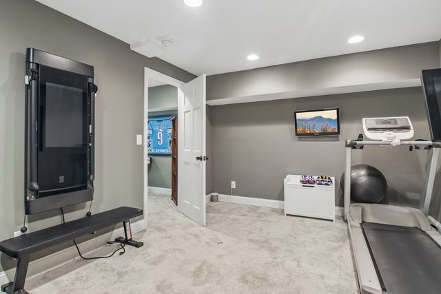 1204 Parliament Court, Libertyville, IL 60048