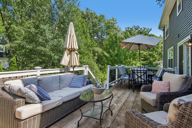 1204 Parliament Court, Libertyville, IL 60048