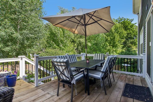 1204 Parliament Court, Libertyville, IL 60048
