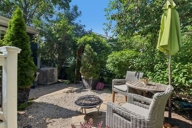 1204 Parliament Court, Libertyville, IL 60048