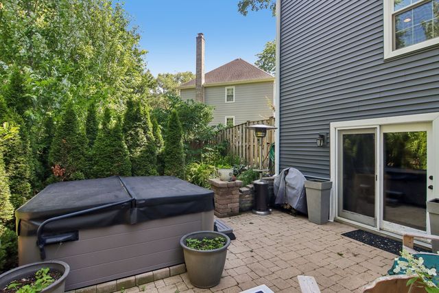 1204 Parliament Court, Libertyville, IL 60048