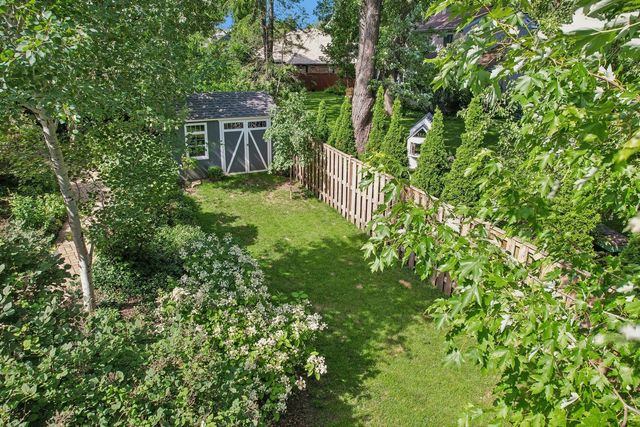1204 Parliament Court, Libertyville, IL 60048