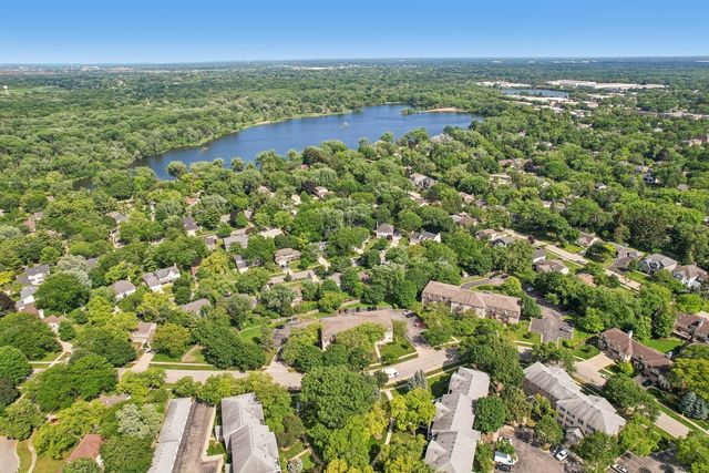 1204 Parliament Court, Libertyville, IL 60048