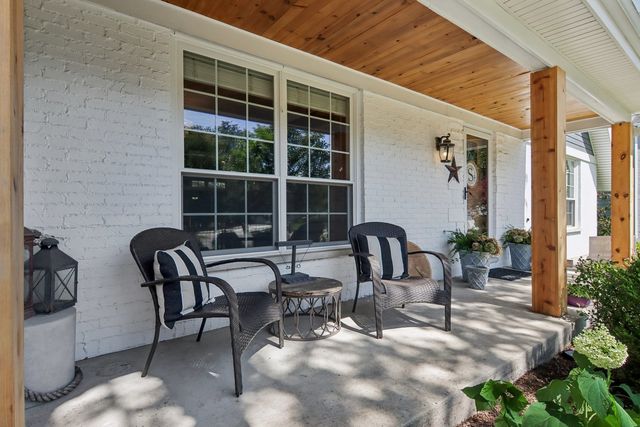 1204 Parliament Court, Libertyville, IL 60048
