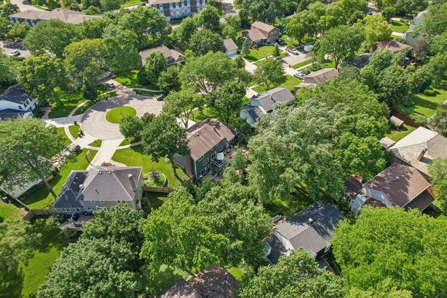 1204 Parliament Court, Libertyville, IL 60048