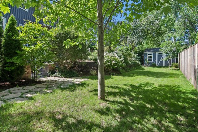 1204 Parliament Court, Libertyville, IL 60048