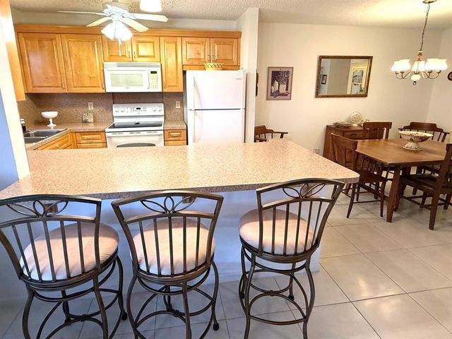 200 Pine Point Drive B, Boynton Beach, FL 33435