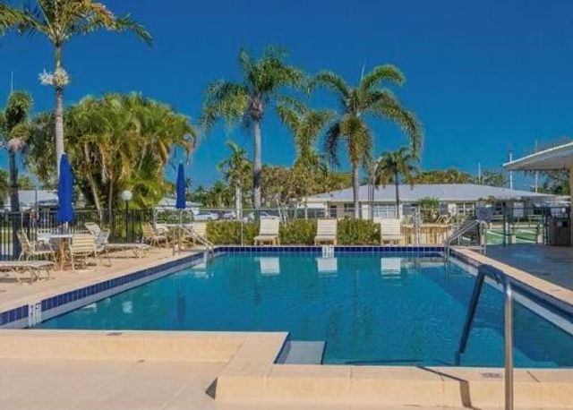 200 Pine Point Drive B, Boynton Beach, FL 33435
