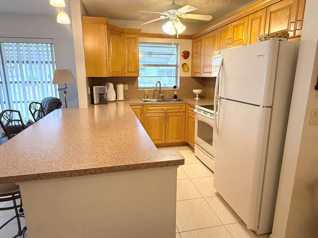 200 Pine Point Drive B, Boynton Beach, FL 33435