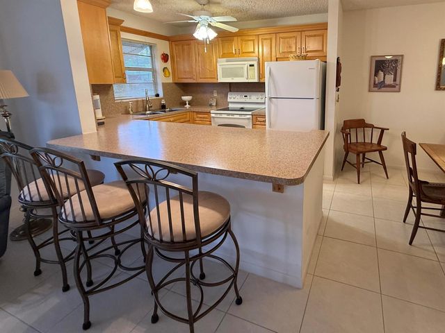 200 Pine Point Drive B, Boynton Beach, FL 33435