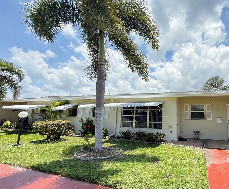 200 Pine Point Drive B, Boynton Beach, FL 33435