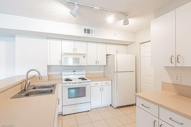1810 Florida Club CIR 1204, Naples, FL 34112