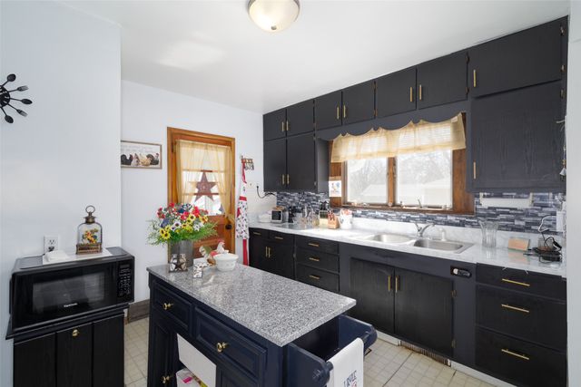 3851 E 25th Street, Des Moines, IA 50317