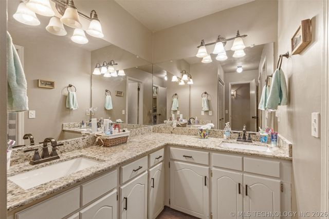 17404 S 324th East Avenue, Coweta, OK 74429