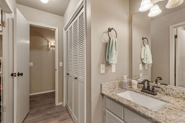 17404 S 324th East Avenue, Coweta, OK 74429