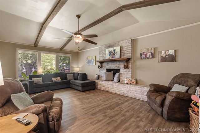 17404 S 324th East Avenue, Coweta, OK 74429