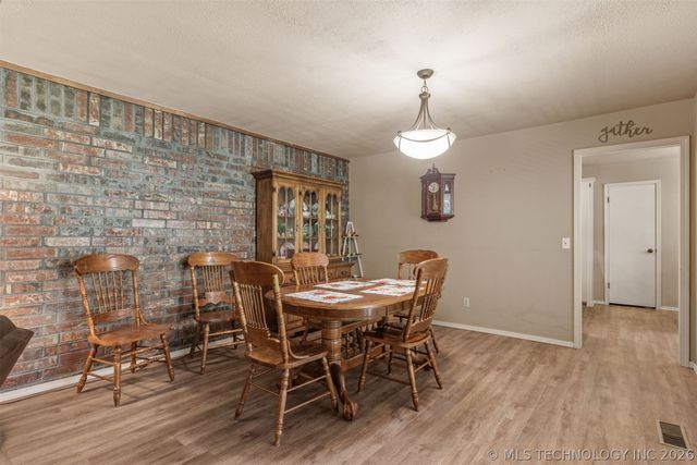17404 S 324th East Avenue, Coweta, OK 74429