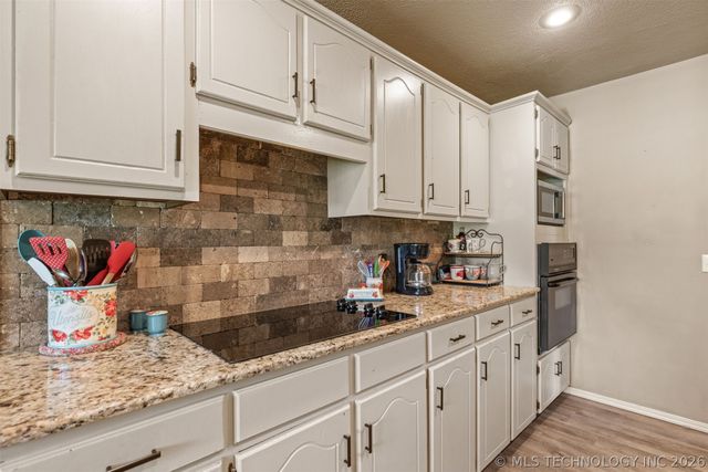 17404 S 324th East Avenue, Coweta, OK 74429