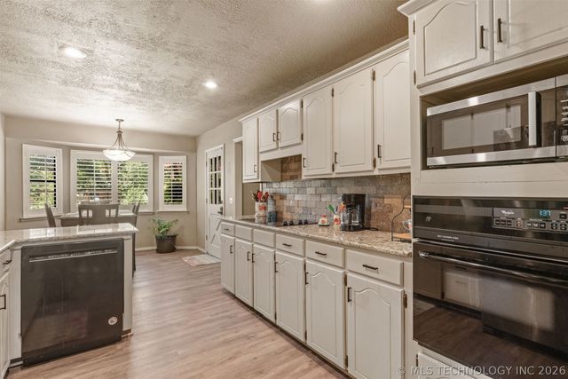 17404 S 324th East Avenue, Coweta, OK 74429