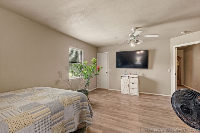 17404 S 324th East Avenue, Coweta, OK 74429
