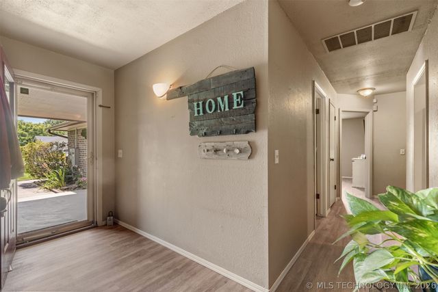 17404 S 324th East Avenue, Coweta, OK 74429