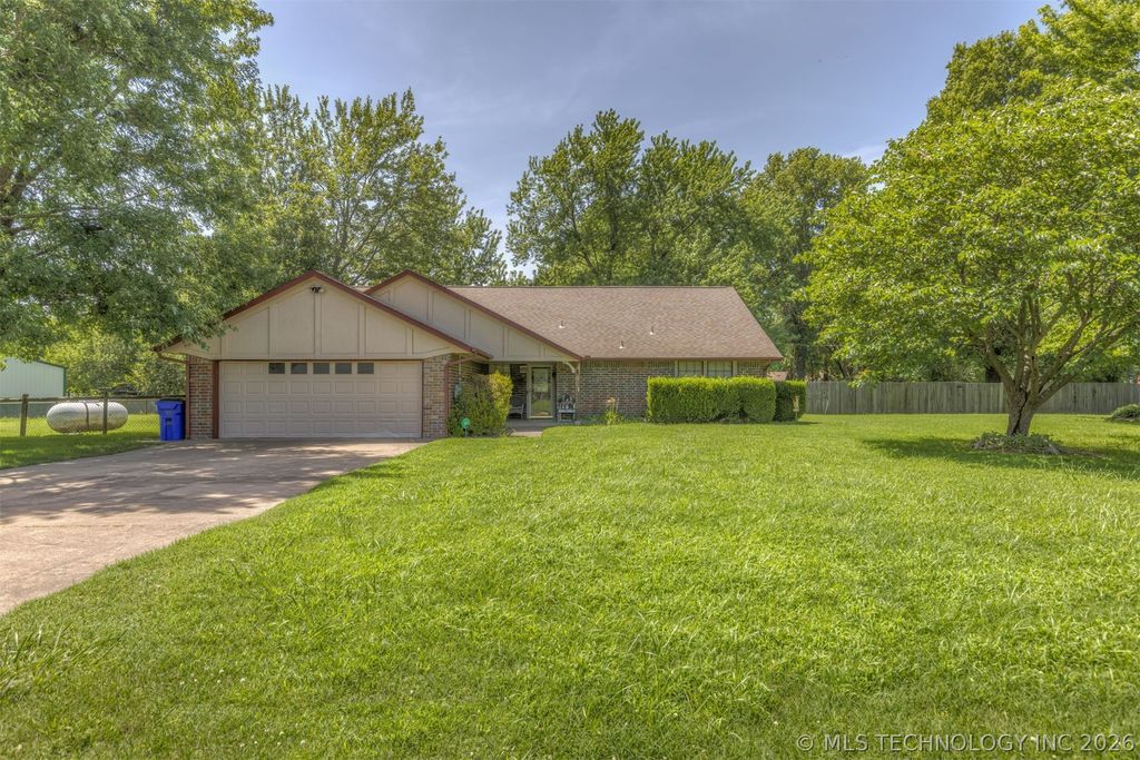 17404 S 324th East Avenue, Coweta, OK 74429