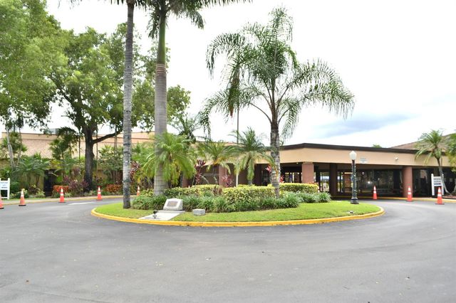 8841 Sunrise Lakes Boulevard 112, Sunrise, FL 33322