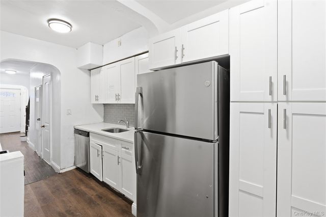 1042 E 233rd Street, Bronx, NY 10466