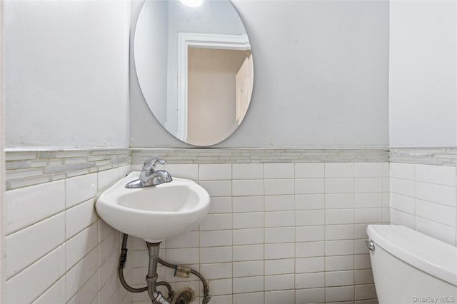 1042 E 233rd Street, Bronx, NY 10466