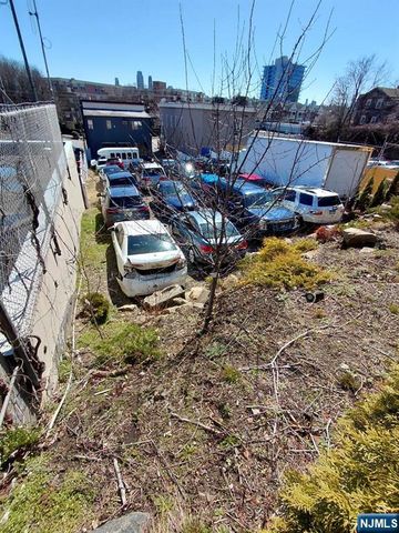 830 River Road, Edgewater, NJ 07020
