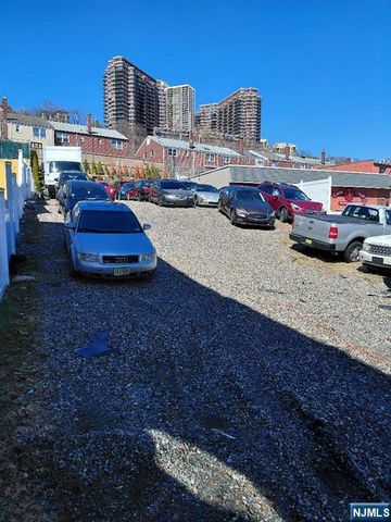 830 River Road, Edgewater, NJ 07020