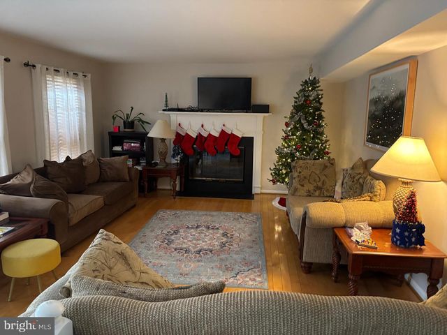 5360 WINFIELD RD, Fairfax, VA 22030