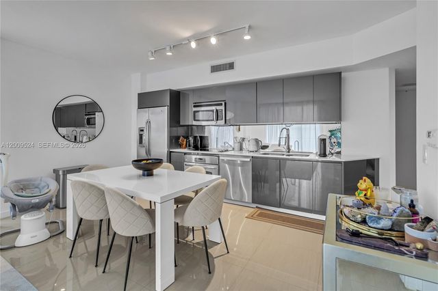 31 SE 6th St 702, Miami, FL 33131