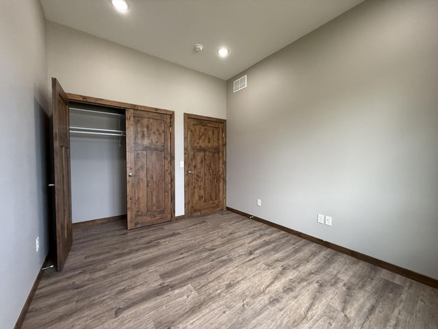 1207 S Shore Drive, Worthington, MN 56187