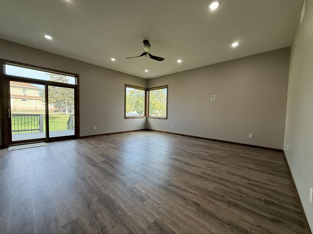 1207 S Shore Drive, Worthington, MN 56187