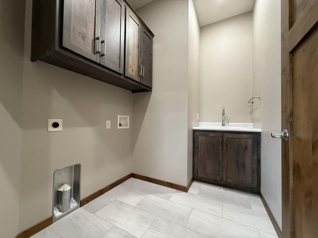 1207 S Shore Drive, Worthington, MN 56187