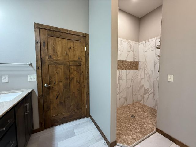 1207 S Shore Drive, Worthington, MN 56187