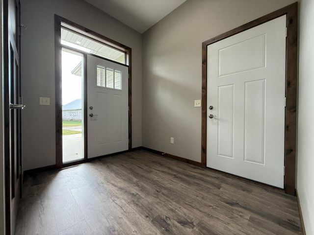 1207 S Shore Drive, Worthington, MN 56187