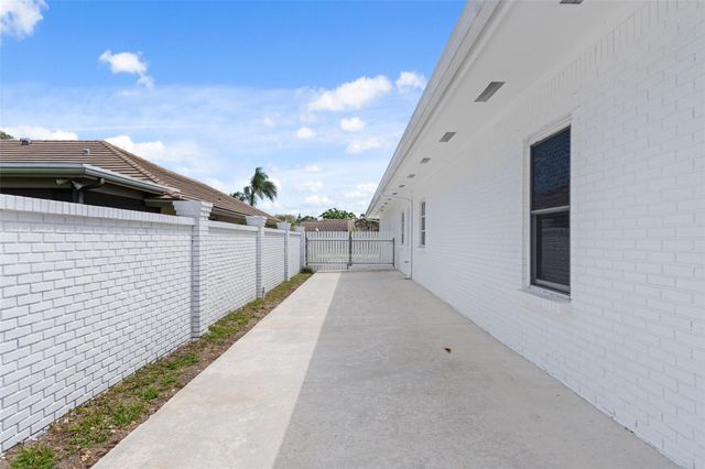 9010 Gardens Glen Circle, Palm Beach Gardens, FL 33418