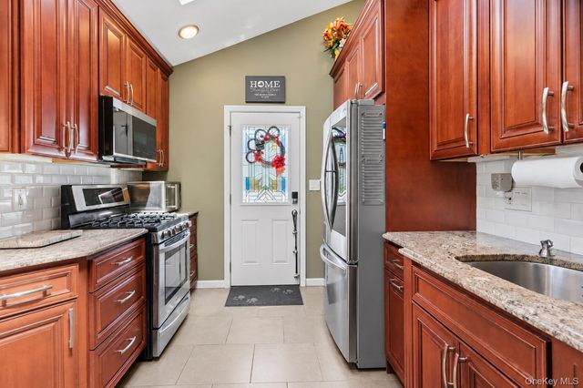 86 Claremont Avenue, West Babylon, NY 11704