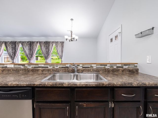 6210 N FROSTWOOD Parkway, Peoria, IL 61615